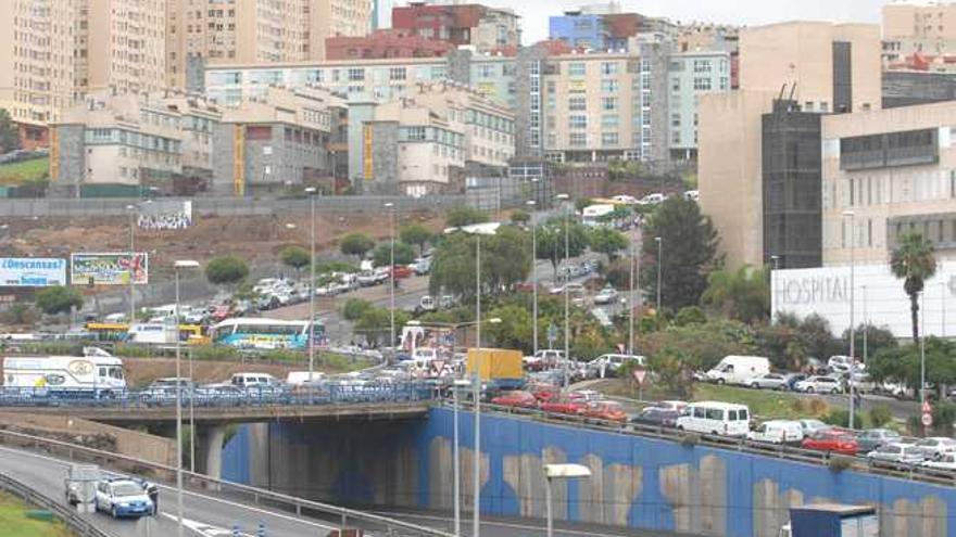 Retenciones en los accesos a la rotonda del Negrín.