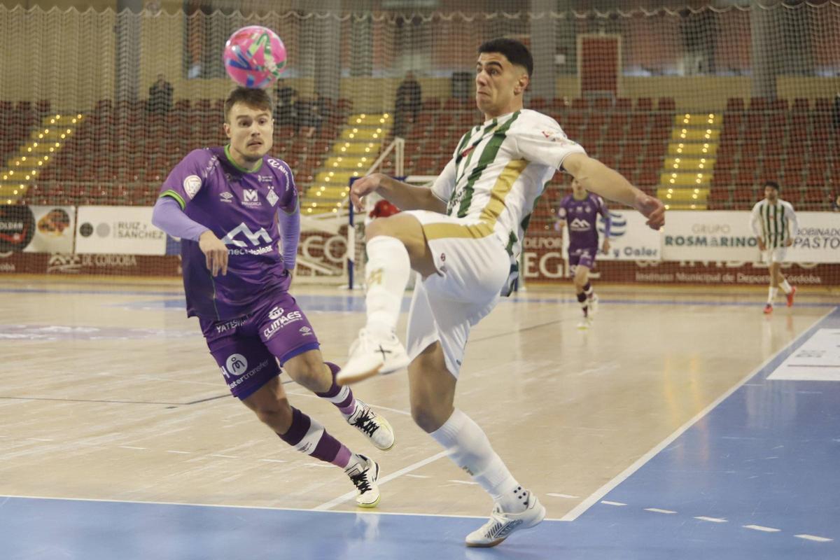 Carlos Gómez golpea el balón.