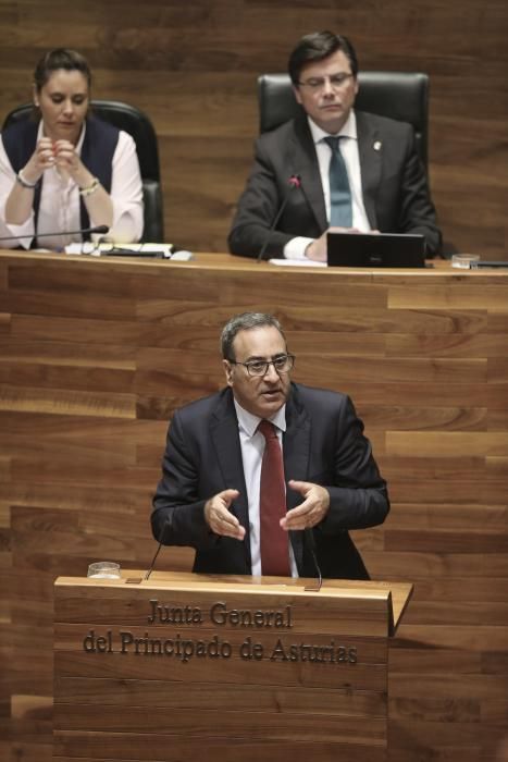 Protesta de funcionarios durante la celebración del pleno de la Junta General del Principado