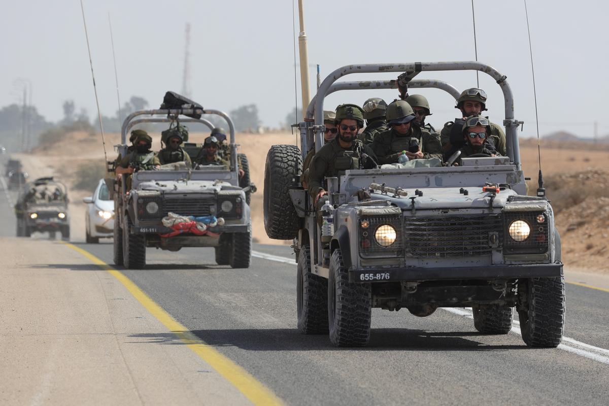 Israeli army gathers at the border with Gaza