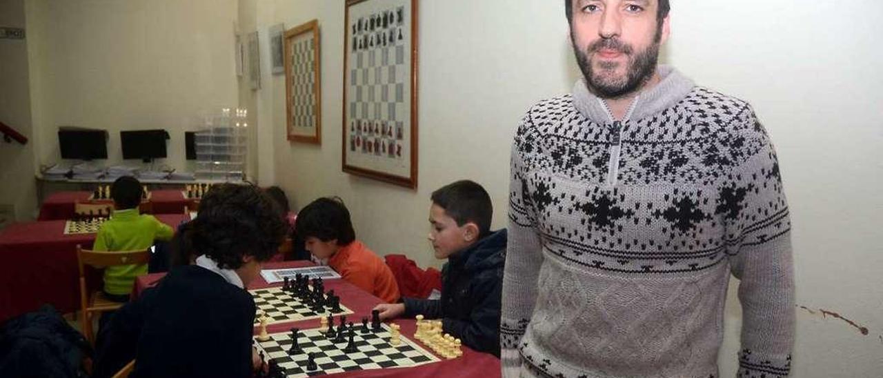 Pablo García en una sesión de formación con los niños de la base del club. // Rafa Vázquez
