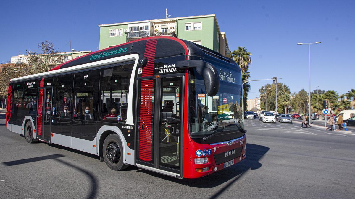 Un autobús de la línea 4, a su paso a escasos metros del barrio de Princesa Mercedes, que solo tiene la conexión con polígonos industriales