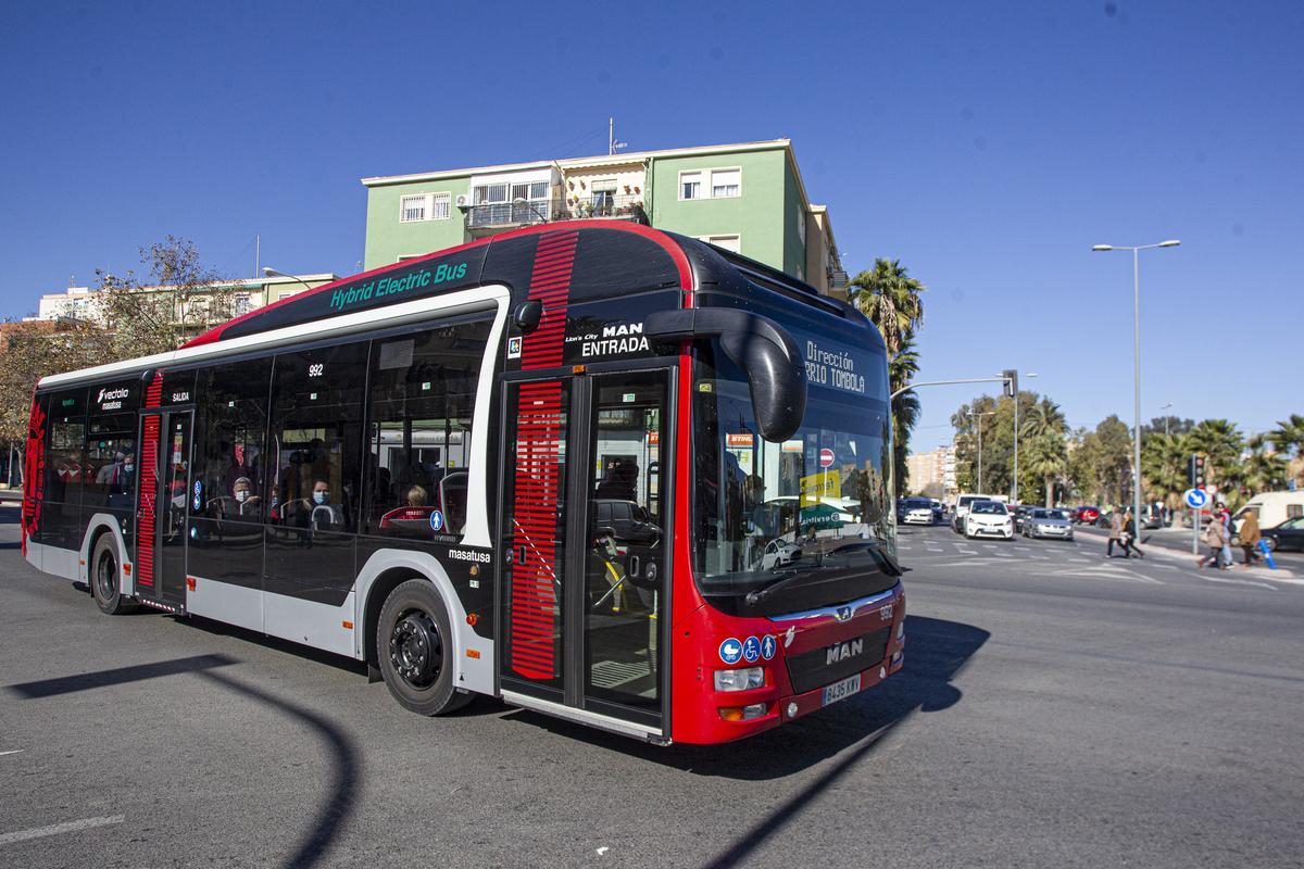 Un autobús de la línea 4, a su paso a escasos metros del barrio de Princesa Mercedes, que solo tiene la conexión con polígonos industriales