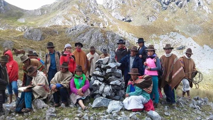 La zona de Perú donde se han creado los invernaderos, Lahuañe, carecía de vías de acceso, servicios básicos, educación y atención médica. La población, dedicada principalmente a la crianza de ganado alpaquero y ovino, vivía aislada.