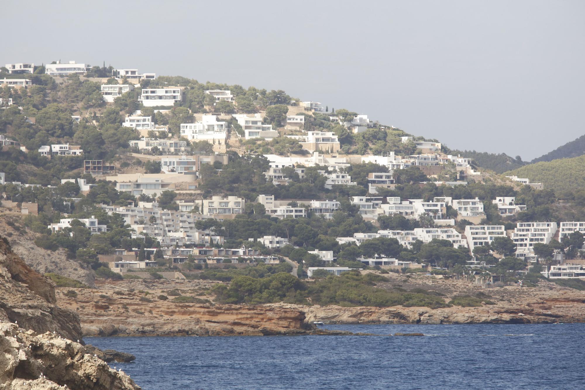 Labores de reflotamiento del yate hundido en Ibiza