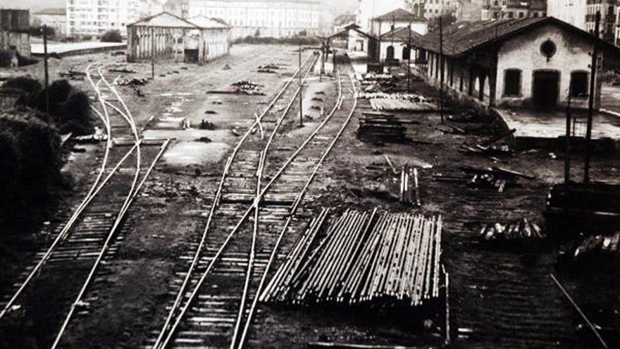 Las vías del tren sobre la actual Avenida de Augusto García Sánchez y Plaza de Galicia. Al fondo, la Audiencia Provincial.  // FdV