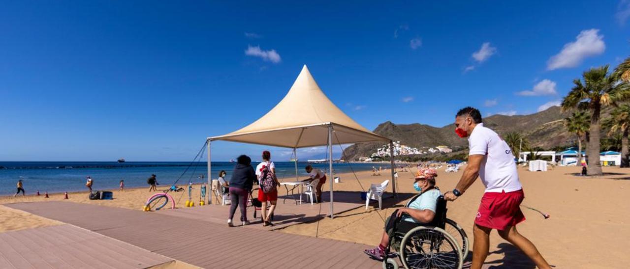 Servicio de apoyo al baño en la playa de Las Teresitas.