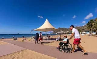 Santa Cruz ofrecerá durante todo el año el servicio de apoyo al baño en Las Teresitas para personas con discapacidad