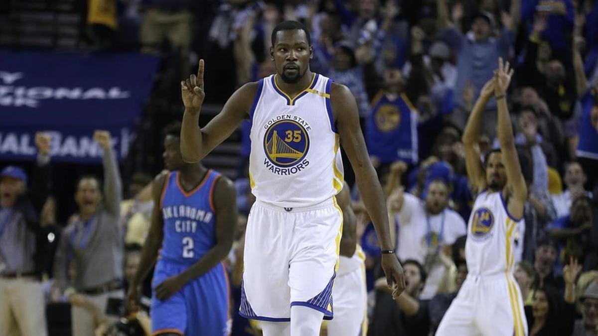 Kevin Durant celebra uno de sus siete triples contra los Thunder.