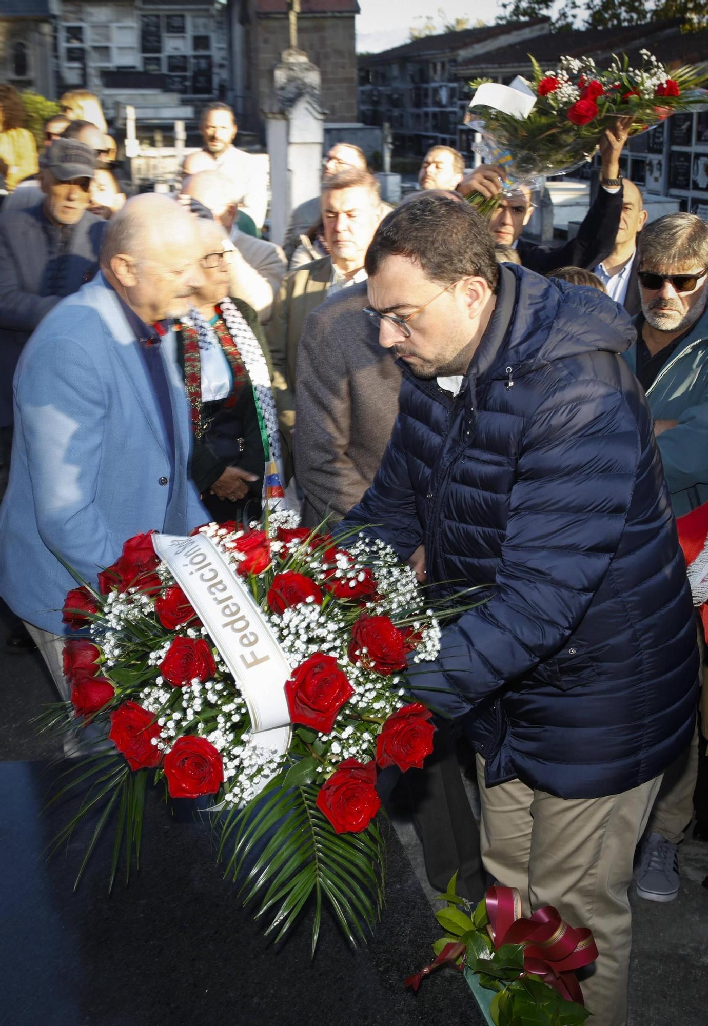 EN IMÁGENES: La inhumación de los restos de José Barreiro en Langreo