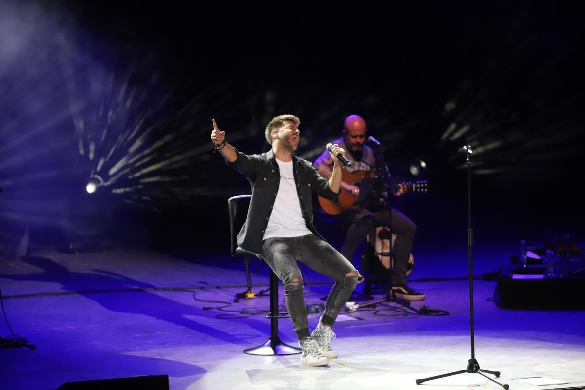 Antonio José en un concierto en el Teatro de La Axerquía.