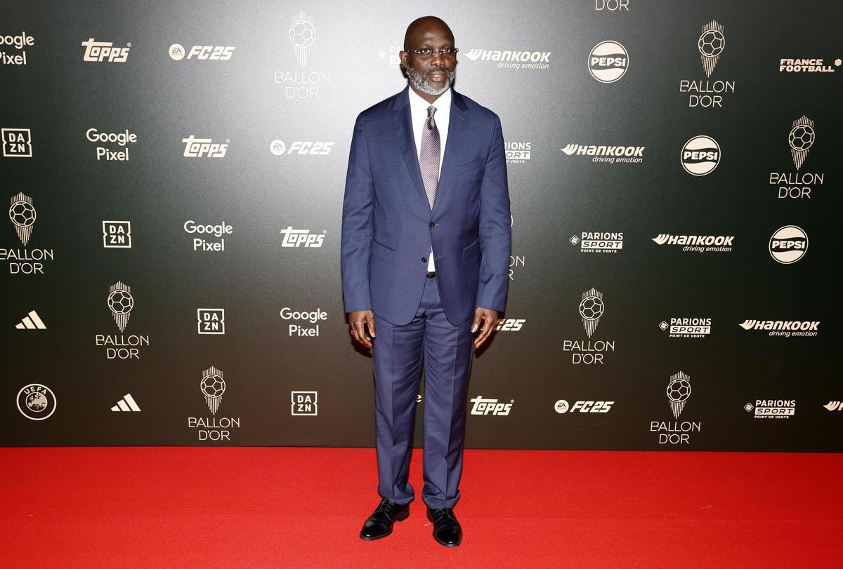 El expresidete de Liberia y exjugador, George Weah,llega a la 68 edición de la Gala Balón de Oro en el Theatre du Chatelet en Paris. El expresidete de Liberia y exjugador, George Weah,llega a la 68 edición de la Gala Balón de Oro en el Theatre du Chatelet en Paris.