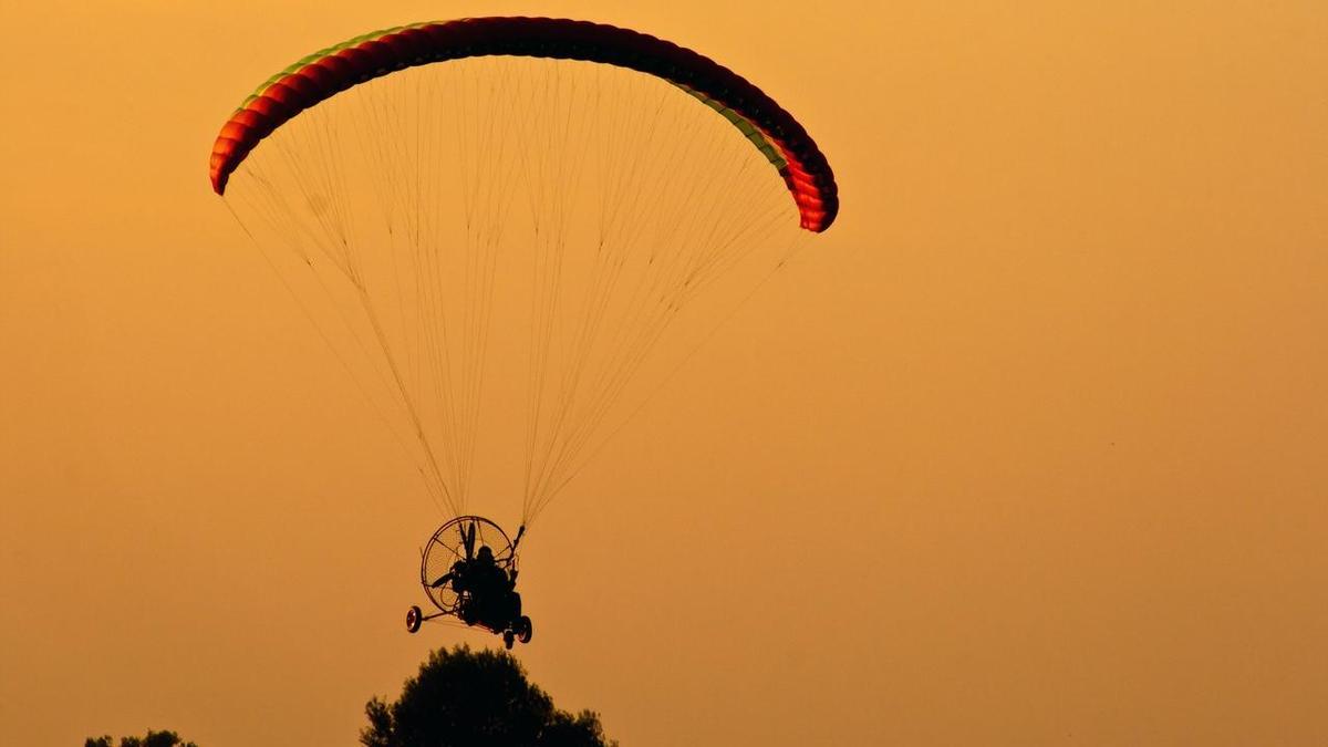 Imagen de archivo de un paramotor.