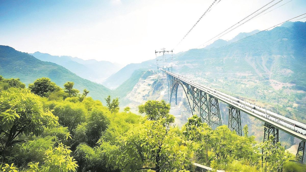 El puente ferroviario sobre el río Chenab, en el Estado indio de Jammu y Cachemira.