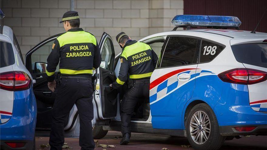Dos agentes de la Policía Local de Zaragoza.