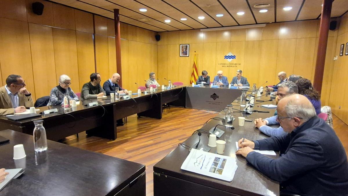 Reunió al Consell Comarcal del Ripollès entre el Departament de Salut i alcaldes de la comarca.
