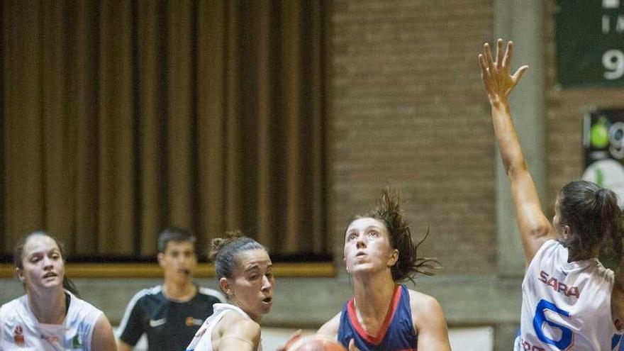 Una acción del partido disputado ayer en A Coruña. // Casteleiro/Roller Agencia