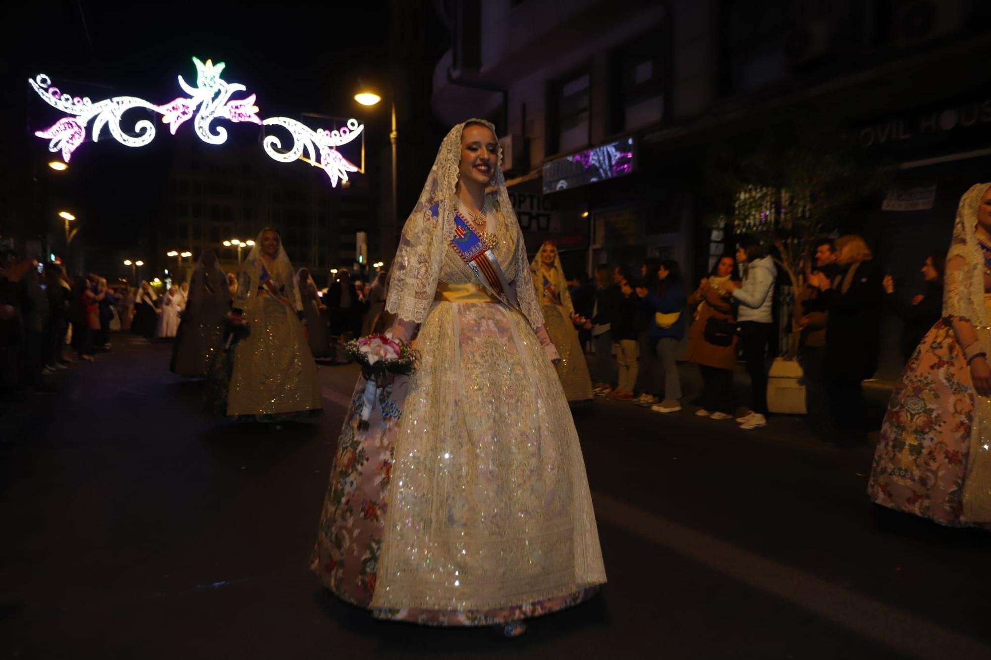 Laura Mengó y su corte coronan la ofrenda a la Virgen