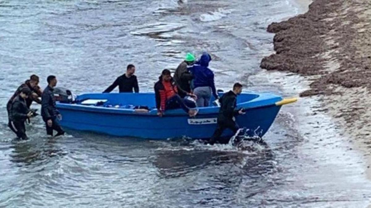 Momento de la llegada de una patera a Cala Saona, en Formentera.