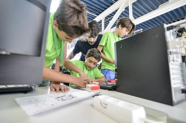 LAS PALMAS DE GRAN CANARIA A 27/06/2017. Facultad de Ingenería Informática de la ULPGC  imparte Campus Técnológico de verano a alumnos de entre 6 y 16 años de edad. FOTO: J.PÉREZ CURBELO