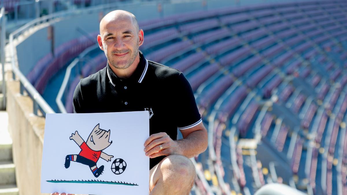 Albert Ferrer, con el Cobi que simbolizaba el fútbol