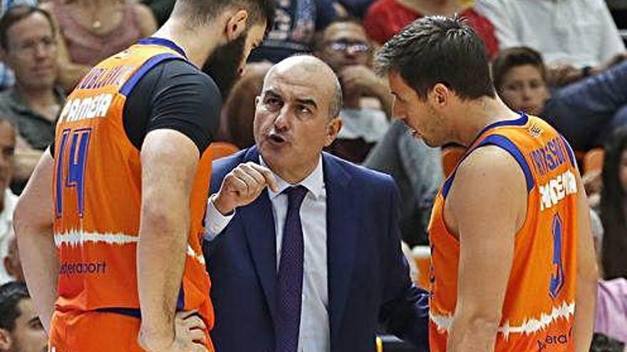 Jaume Ponsarnau conversa amb Bojan Dubljevic i Sam van Rossom, en un partit del València Basket