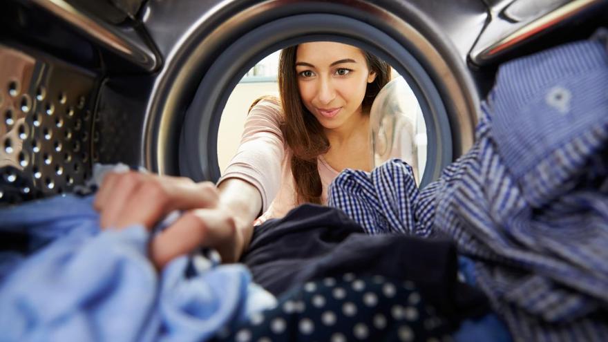 Poner la lavadora a 60 grados: el giro de rosca que muchos desconocen y deja la ropa como recién comprada