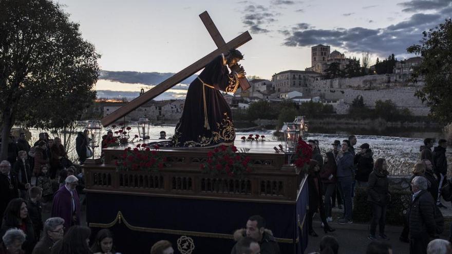 El mozo a su paso por la avenida del Nazareno durante el traslado celebrado ayer que da inicio a la Semana Santa de Zamora.