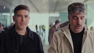 Estopa, un elfo y un aeropuerto lleno de magia: ¿qué puede pasar?