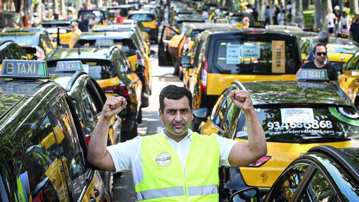Un taxista hace un gesto de fuerza durante la manifestación del sector en Barcelona