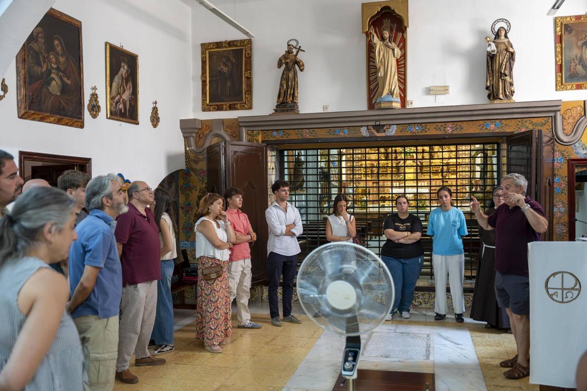 Marcos Pacheco, durante una de sus explicaciones a los participantes en el convento.
