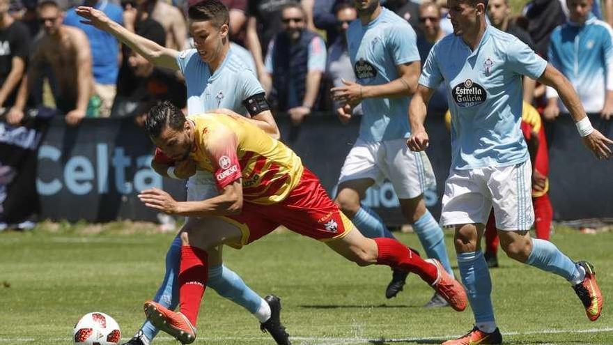 El céltico Dani Molina pugna por el balón con un jugador del Alcoyano, en Barreiro. // Ricardo Grobas