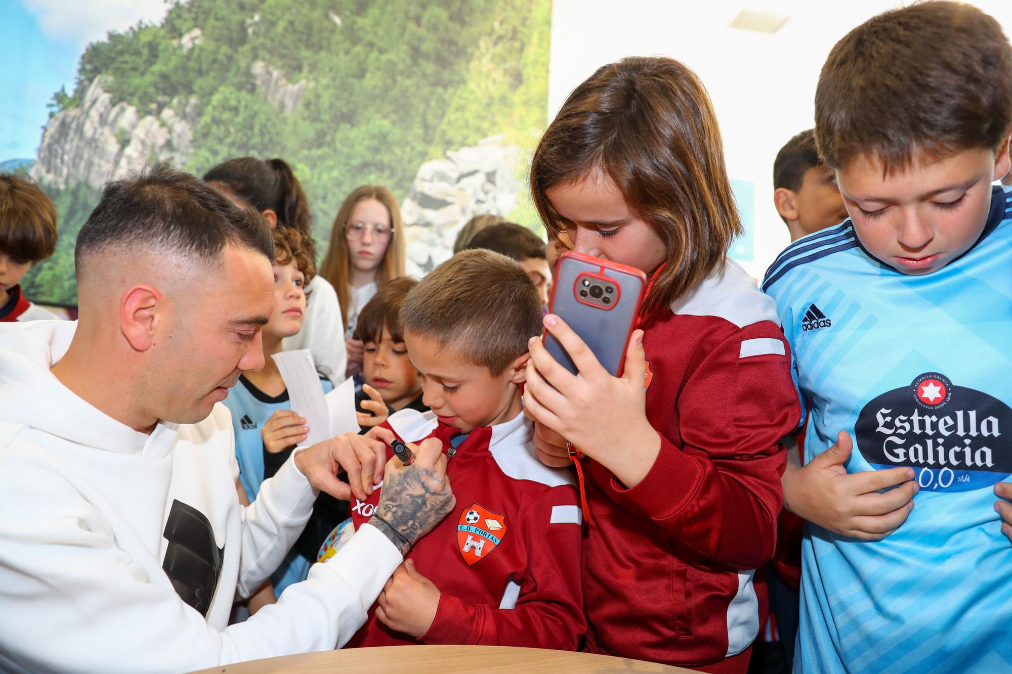 Los fans de Iago Aspas, a la caza del autógrafo