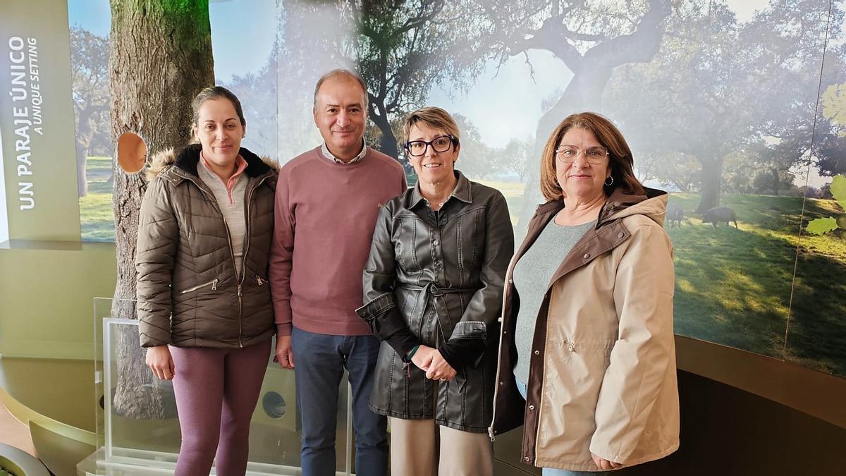 Loli Vargas con Javier Sánchez, la concejala María Fernanda Díaz y la empresaria quesera Inma Villalba
