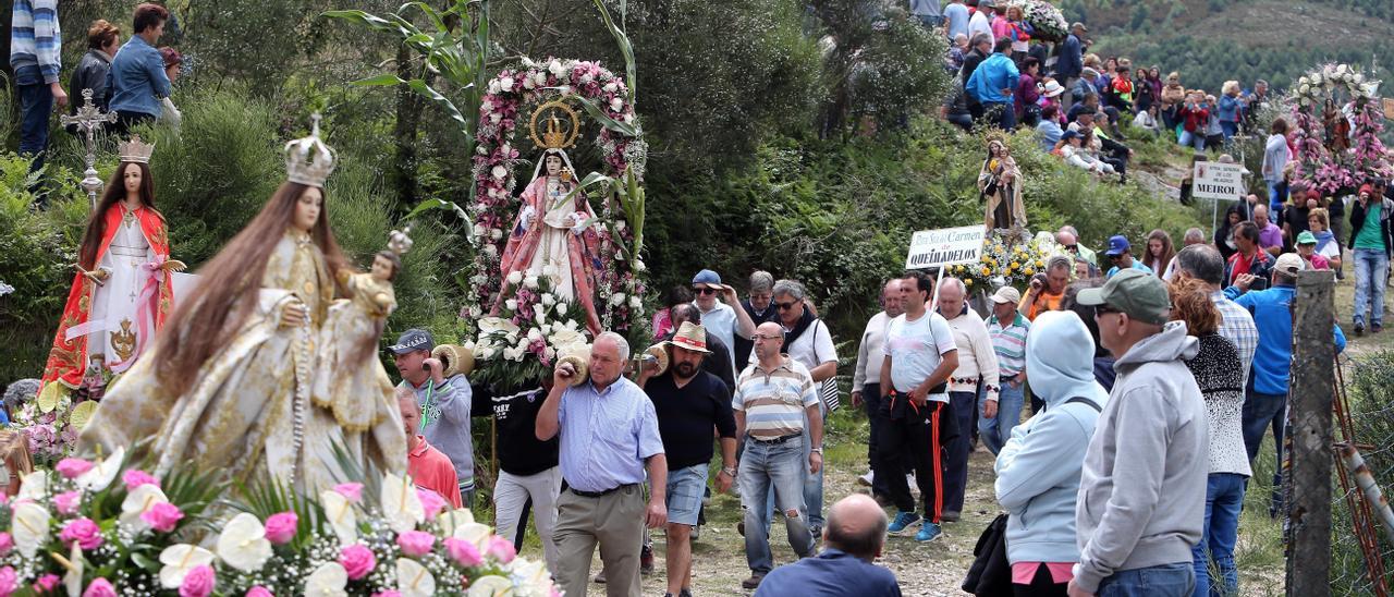 Las imágenes en procesión en el acceso al santuario.