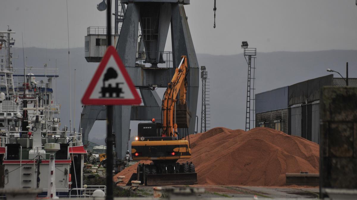 Movimiento de cereales en el muelle de O Ramal