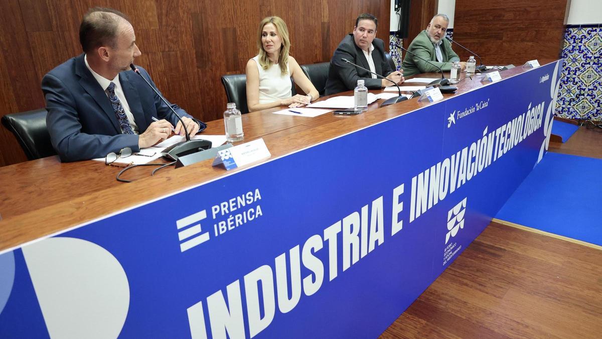 Mathieu Kessler, Marisa López y Alfonso Corbalán participan en la conversación acerca de Caetra, moderada por el director de La Opinión, José Alberto Pardo.