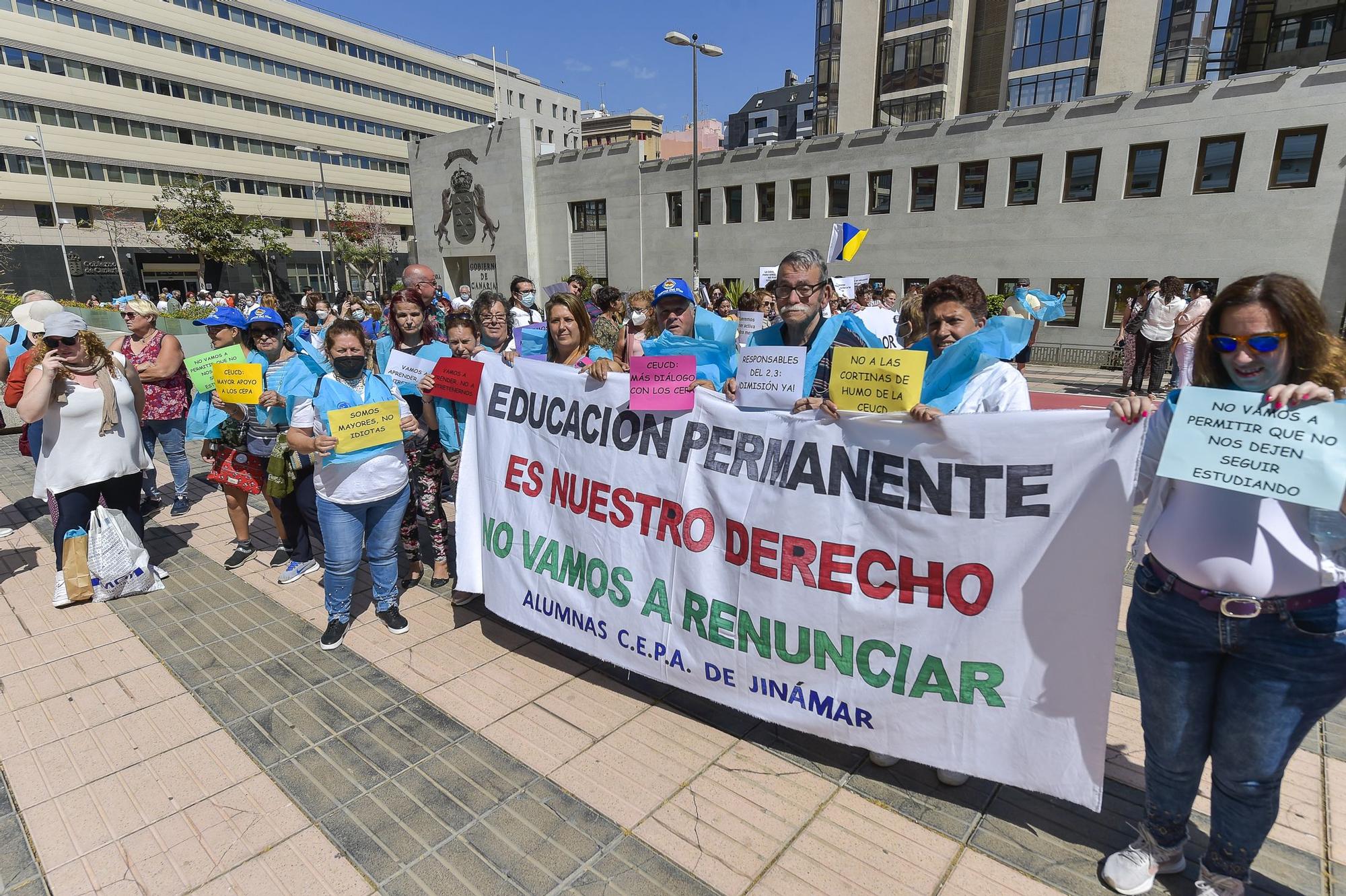 Manifestación contra el recorte en la educación para mayores