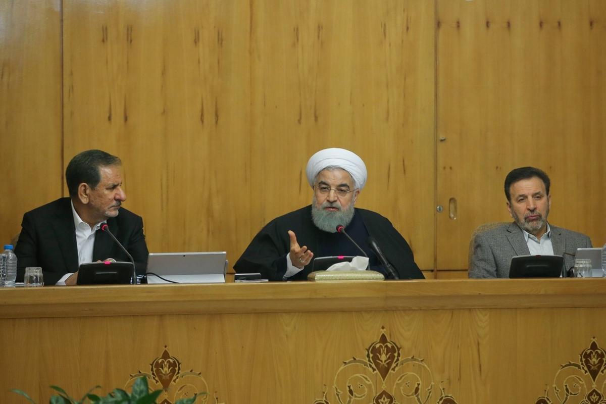 ABD05. Tehran (Iran (islamic Republic Of)), 31/12/2017.- A handout photo made available by the presidential official website shows, Iranian President Hassan Rouhani (C) speaks during a cabinet meeting in Tehran, Iran, 31 December 2017. Media reported that Rouhani said that this guy, points to US president Donald Trump, the one that calls Iranian nation ’terrorist’ has no right to sympathy with our people referring to Trump’s sympathy following anti-government protest in Iran. (Terrorista, Protestas, Teherán) EFE/EPA/PRESIDENTIAL OFFICIAL WEBSITE / HANDOUT HANDOUT EDITORIAL USE ONLY/NO SALES