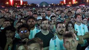 Seguidores argentinos siguen el partido en una pantalla gigante en Moscú.