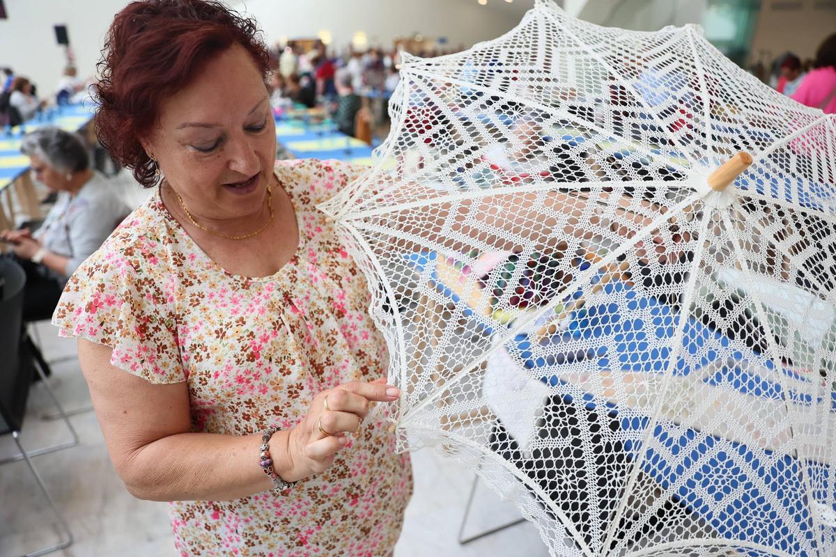 Rosa Adán muestra con la sombrilla que elaboró.