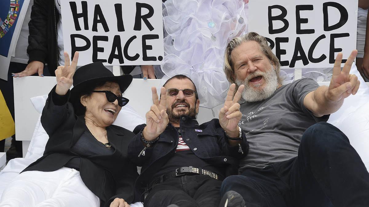 Yoko Ono recrea la &#039;cama de la paz&#039; con Ringo Starr y Jeff Bridges en Nueva York
