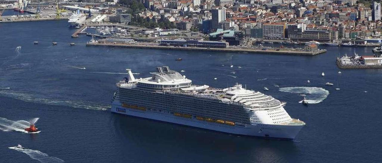 El &quot;Harmony of the Seas&quot;, de momento el mayor crucero del mundo, zarpa del puerto de Vigo el 1 de junio de 2016. // Ricardo Grobas