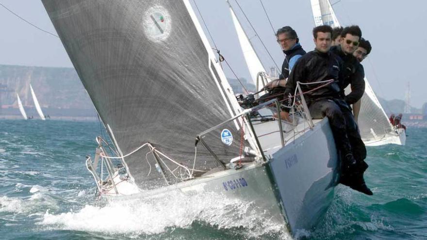 El &quot;Universidad de Oviedo-Isastur&quot;, durante la regata.