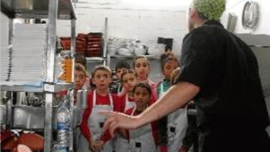 Un centenar d&#039;escolars de Banyoles aprenen hàbits alimentaris saludables