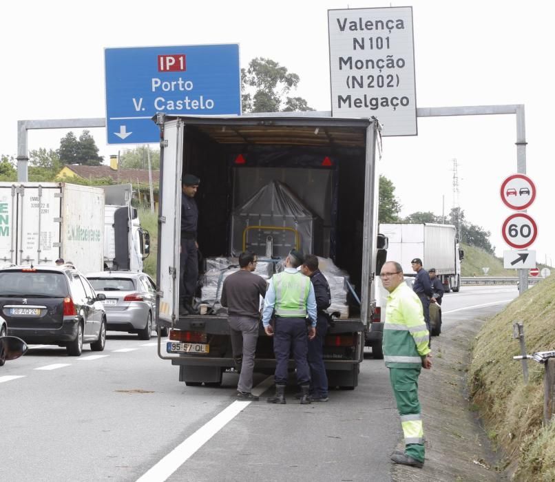 Cierre de fronteras con Portugal | Hasta 3 kilómetros de retenciones en el puente internacional de Tui