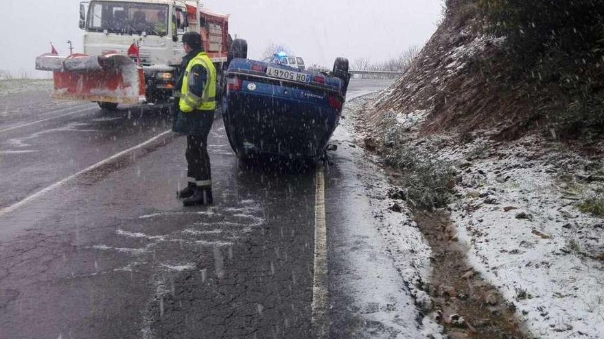 Un vehículo volcado ayer por la mañana en la OU-114, en Campobecerros. // FdV