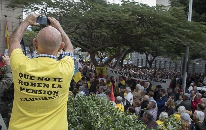 manifestación de jubilados frente a la gestoria ...