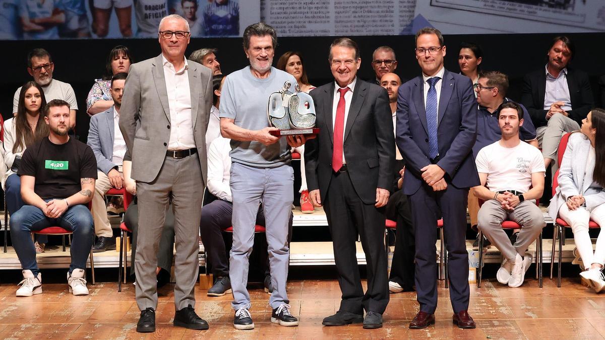 "Manolo", Manuel Rodríguez Alfonso, "El Gran Capitán" del Celta, recoge el Premio Luis Miró otorgado a las leyendas del deporte.