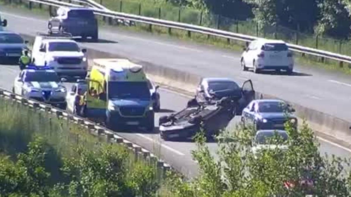 Coche volcado en el kilómetro 1 de la PO-11 en Lourizán